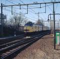 849418, Afbeelding van een electrisch treinstel mat. 1954 ("hondekop")van de N.S.bij aankomst op het N.S.-station Utrecht C.S. te Utrecht., Peeters, N.M., fotograaf/schilder