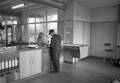 152502, Interieur van het N.S.-station Kerkrade Centrum te Kerkrade: plaatskaartenkantoor., Nederlandse Spoorwegen, fotograaf