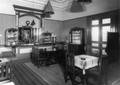 166087, Interieur van het N.S.-station Winterrswijk te Winterswijk: wachtkamer 2e klasse., Nederlandse Spoorwegen, fotograaf