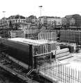 166221, Gezicht op het in aanbouw zijnde N.S.-station Utrecht C.S. te Utrecht, met op de achtergrond de bebouwing aan de Stationsstraat., Nederlandse Spoorwegen, fotograaf