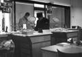 165657, Interieur van het N.S.-station Delfzijl te Delfzijl: plaatskaartenkantoor, met lokettist., Nederlandse Spoorwegen, fotograaf