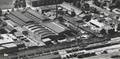 214851, Luchtfoto van het complex van de N.V. Utrechtsche Machinefabriek Frans Smulders (Croeselaan 20) te Utrecht, met op de voorgrond een deel van het emplacement van het Centraal Station en de Kruisvaart. Rechts het pakhuis van Graan- en meelhandel Firma L. Hoejenbos (Croeselaan 18) en op de achtergrond de Croeselaan., KLM Aerocarto, fotograaf