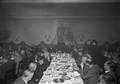 167339, Afbeelding van de aanwezigen tijdens de feestlunch ter gelegenheid van de opening van het nieuwe N.S.-station Hengelo te Hengelo, met  staande in het midden president-directeur dr. ir. F.Q. den Hollander van de N.S. en achteraan, 5e van links, N.S.-architect ir. H.G.J. Schelling., Schaik, W.P.F.M. van (Nederlandse Spoorwegen), fotograaf