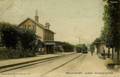 MOULIN-GALANT (S.-et-O.) - La gare - Arrivée d'un train - Editeur : Bossuat, épicier.