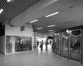 76452, Gezicht in de Catharijnehof van de Jaarbeurstraverse naar het Centraal Station van de N.S. te Utrecht ter hoogte van de ingang aan het Jaarbeursplein., Fotodienst GAU, fotograaf