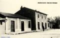 ARLES (B. du R.) - La cour de la gare de la Camargue vers 1950.