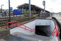 816716, Gezicht op het N.S.-station Bilthoven te Bilthoven (gemeente De Bilt), met op de voorgrond de toegang naar de voetgangerstunnel., Het Utrechts Archief, fotograaf