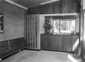 166117, Interieur van het N.S.-station Velsen Zeeweg te Velsen: wachtkamer met loket., Nederlandse Spoorwegen, fotograaf