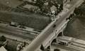 163056, Luchtfoto van het viaduct in de Grebbeweg over het emplacement van het N.S.-station Rhenen te Rhenen., KLM Aerocarto, fotograaf