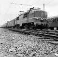 155072, Afbeelding van de electrische locomotief nr. 1217 (serie 1200) van de N.S. met rijtuigen nabij het N.S.-station Utrecht C.S. te Utrecht., Nederlandse Spoorwegen, fotograaf