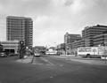70887, Gezicht op het Stationsplein met het streekbusstation te Utrecht, vanuit het zuiden. Op de achtergrond het Centraal Station met links de Katreinetoren en rechts de gebouwen van Hoog-Catharijne., Fotodienst GAU, fotograaf