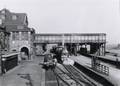 164830, Gezicht op de perrons van het N.S.-station Woerden te Woerden, met de loopbrug en het stationsgebouw., Onbekend