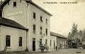 LA TOUR-du-PIN (Isère) - La cour de la Gare et le Buffet - Collection : F.Gervais, journaux.