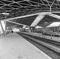 166229, Gezicht op de perrons en de overkapping van het in aanbouw zijnde nieuwe N.S.-station Tilburg te Tilburg., Nederlandse Spoorwegen, fotograaf