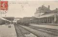 111 - SEDAN (Ardennes) - Un train stationne en gare.