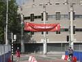 905936, Afbeelding van een spandoek met de richtingaanduiding voor voetgangers en fietsers naar het Centraal Station te Utrecht, boven de oversteekplaats bij het Leidseveer., Goosen, D.C., fotograaf