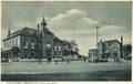 162671, Gezicht op het Stationsplein te Coevorden, met rechts het N.S.-station Coevorden en links het Hotel Van Wely.