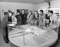 171971, Afbeelding van spoorwegpersoneel bij de maquette van het te bouwen N.S.-station Duivendrecht., Podsada, W.M., fotograaf