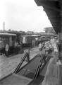 807391, Afbeelding van het overladen van stukgoederen in vrachtauto's van Van Gend & Loos bij het N.S.-station Groningen te Groningen., Nederlandse Spoorwegen, fotograaf