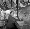 159754, Afbeelding van de treindienstleider in het seinhuis Post T onder de kap van het N.S.-station Utrecht C.S. te Utrecht., Nederlandse Spoorwegen, fotograaf