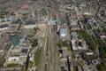 802609, Luchtfoto van het N.S.-station Utrecht C.S. (Centraal Station) en het kantoor- en winkelcentrum Hoog Catharijne te Utrecht, uit het zuidoosten; links het Hoofdkantoor Rabobank Nederland (Croeselaan 18)., Het Utrechts Archief, fotograaf