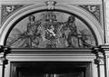 156739, Afbeelding van het koninklijk reliëf boven de toegangsdeur in het trappenhuis van het Koninklijk paviljoen van het N.S.-station Den Haag H.S. te Den Haag., Nederlandse Spoorwegen, fotograaf