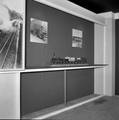 858593, Afbeelding van de tentoonstelling ter gelegenheid van de opening van het nieuwe N.S.-station Beverwijk., Hessels, L. (Nederlandse Spoorwegen), fotograaf