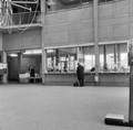 166145, Interieur van het N.S.-station Zutphen te Zutphen: stationshal met loketten en links de bagagebalie., Nederlandse Spoorwegen, fotograaf