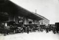 500366, Gezicht op de loods voor bestel- en ijlgoederen (snelgoederenloods of bestelgoederenloods) van Van Gend & Loos bij het N.S.-station Utrecht C.S. aan het Stationsplein te Utrecht., Nederlandse Spoorwegen, fotograaf