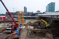 807798, Gezicht op de werkzaamheden ten behoeve van de bouw van het nieuwe Stadskantoor (links) en de OV-terminal te Utrecht, met rechts de Jaarbeurstraverse en op de achtergrond het Centraal Station., Het Utrechts Archief, fotograaf