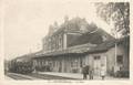 18 - DECIZES (Nièvre) - Une locomotive stationne en gare.