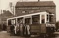 Le tramway de SAINT-QUENTIN (Aisne) stationne devant une gare du Cambrésis - CARTE-PHOTO.