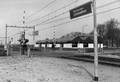 150398, Gezicht op de overweg en het N.S.-station Heerenveen-IJsstadion met de hallen van Europa Meubel te Heerenveen., Nederlandse Spoorwegen, fotograaf
