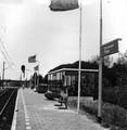 153050, Gezicht op de "Leidse abri" op het perron van het N.S.-station Bovenkarspel Flora te Bovenkarspel., Nederlandse Spoorwegen, fotograaf