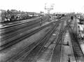 163694, Gezicht op het emplacement aan de noordzijde van het N.S.-station Utrecht C.S. te Utrecht met links de sporen richting Gouda en Amsterdam, rechts de sporen richting Amersfoort en rechts op de achtergrond de Centrale Werkplaats van de N.S.
