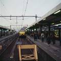 849398, Gezicht op spoor 4 van het N.S.-station Utrecht Centraal te Utrecht, tijdens de aankomst van een electrisch treinstel plan V (mat. 1964) van de N.S., Peeters, N.M., fotograaf/schilder
