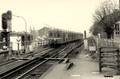 Une rame " Standard " arrive en gare de PUTEAUX.