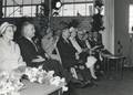 171105, Afbeelding van de aanwezigen bij de opening van het nieuwe N.S.-station Beverwijk, met links de heer en mevrouw Lohmann., Hessels, L. (Nederlandse Spoorwegen), fotograaf