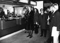 165583, Afbeelding van de bezichtiging van de loketten van het nieuwe Centraal Station te Utrecht (Utrecht C.S.), tijdens de officiële opening van het station., Nederlandse Spoorwegen, fotograaf