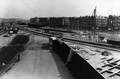 155224, Gezicht op het N.S.-station Amsterdam Muiderpoort te Amsterdam ten tijde van de "spoorwegwerken-oost" met geheel links de sporen naar het Weesperpoortstation en Utrecht., Nederlandse Spoorwegen, fotograaf