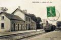 NERONDES (Cher) - Intérieur de la gare, arrivée d'un train.