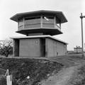 154749, Gezicht op het seinhuis Post T bij het N.S.-station Woerden te Woerden., Nederlandse Spoorwegen, fotograaf