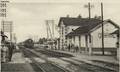 CHAMPAGNE (Sarthe) - La gare, arrivée d'un train.