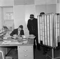166740, Afbeelding van een machinist van de N.S. tijdens het ontvangen van het dienstrooster in het Bureau Dagorder in het N.S.-station Utrecht C.S. te Utrecht., Nederlandse Spoorwegen, fotograaf