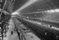155852, Gezicht op de sporen onder de eerste perronkap van het N.S.-station Amsterdam C.S. te Amsterdam met diverse soorten materieel van de N.S., Nederlandse Spoorwegen, fotograaf