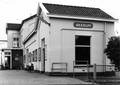 150019, Gezicht op de achter- en zijgevel van het N.S.-station Akkrum te Akkrum., Nederlandse Spoorwegen, fotograaf