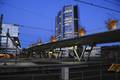 903008, Gezicht op de Moreelsebrug over het Centraal Station te Utrecht, tijdens de schemering, met verlichte bomen en op de achtergrond het hoofdkantoor van de Nederlandse Spoorwegen (HGB IV, Laan van Puntenburg)., Het Utrechts Archief, fotograaf