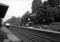 153296, Gezicht op de perrons van het N.S.-station Oosterbeek te Oosterbeek. Links nadert een electrische locomotief uit de serie 1100 van de N.S. met een internationale trein., Nederlandse Spoorwegen, fotograaf