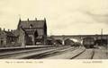 11903, Gezicht op het station van de H.IJ.S.M. (Hollandsche IJzeren Spoorweg-Maatschappij) te Rhenen, met rechts het viaduct in de Herenstraat / Grebbeweg.