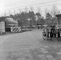 166530, Gezicht op de spoorwegovergang bij het N.S.-station Nunspeet te Nunspeet., Nederlandse Spoorwegen, fotograaf